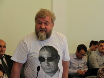 Александр Ванцов прибыл на заседание комиссии гордумы в футболке с изображением президента Путина
