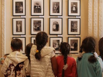 В Саратове открылась выставка фотографий о детской моде