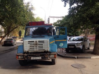 Мусоровоз МУП «СпецАТХ» не выполняет свою работу из-за брошенных автомобилей у Кировского райсуда