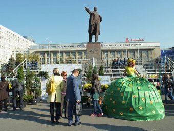 На Театральной площади саратовцы встретили «День садовода»