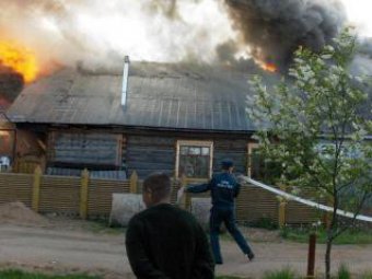 Из-за безответственности владельцев сгорели крыши частного дома и бани