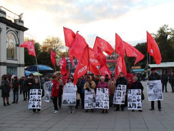 Саратовские коммунисты провели демонстрацию в память о защитниках Дома Советов