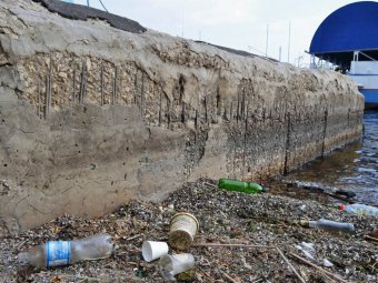Сезонное понижение уровня воды открыло жителям и гостям Саратова залежи мусора на набережной