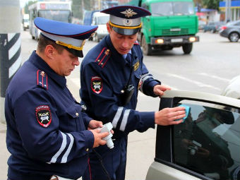 Инспекторам ГИБДД запретили изымать госномера у автомобилей с чрезмерной тонировкой