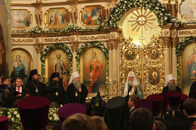 Патриарх Кирилл отметил заслуги митрополита Лонгина и его «братии»