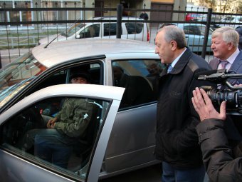 Валерий Радаев, «несмотря на санкции», вручил десять новых автомобилей инвалидам производства 