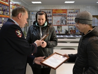 Полицейские наградили работников магазина, задержавших грабителей