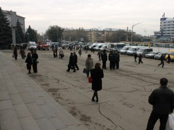 К приезду губернатора площадь перед ДК «Россия» расчистили от торговых палаток