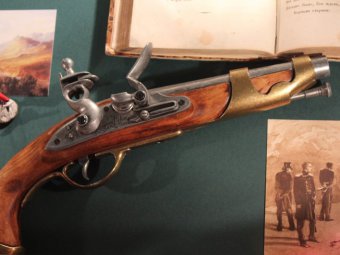 В музее Чернышевского саратовцы могут увидеть дуэльный пистолет XIX века и портреты Лермонтова