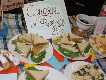 Студенты СГУ и клуб «Дружба» накормили саратовцев сладостями и американскими сэндвичами
