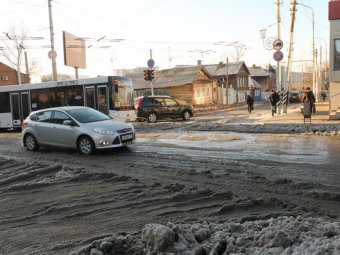 Из-за коммунальной аварии вода заливает улицу Соколовая