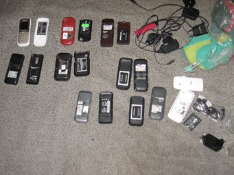 В Саратове молодой человек пытался перебросить в колонию 9 сотовых телефонов