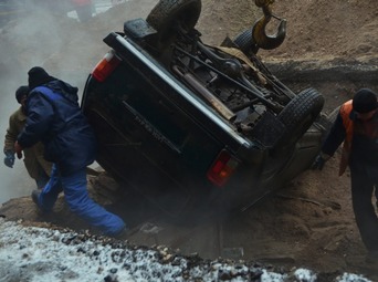 Упавший в яму автомобиль не помешал «ВоТГК» устранить аварию на тепломагистрали