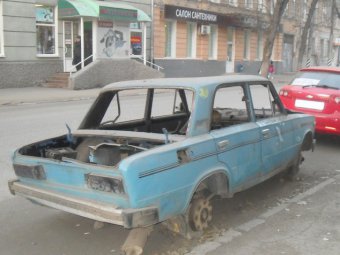 Работающих на улице Чернышевского эвакуаторщиков не заинтересовал развалившийся автомобиль