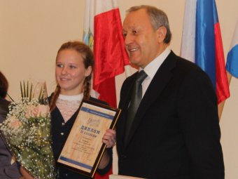 Губернатор наградил лучших молодых комбайнеров и овощеводов области