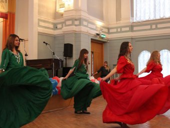 Саратовские школьники и студенты исполнили песни и танцы разных стран мира в библиотеке