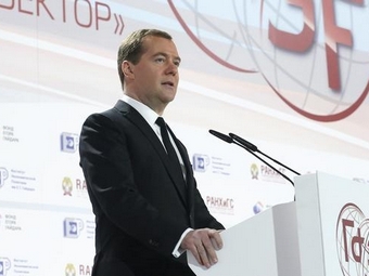 Премьер-министр Медведев признал, что российская экономика «начала притормаживать» еще при высоких нефтяных ценах