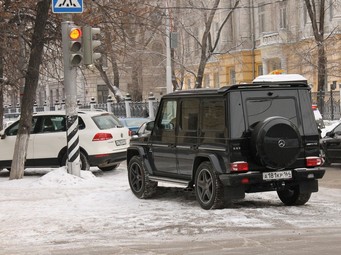 Облдеп-аграрий припарковал свой джип на тротуаре в центре Саратова