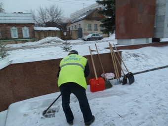 Со снегопадом в Саратове борются 176 дорожных рабочих