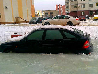 Из-за коммунальной аварии в Саратове автомобиль вмерз в полуметровый слой льда 