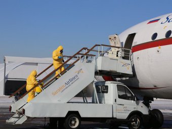 В саратовском аэропорту медики и спасатели на учениях транспортировали больного с сибирской язвой