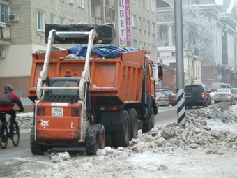 Ночью пять участков улиц в центре Саратова очистят от наледи