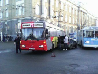 В центре Саратова автобус столкнулся с иномаркой