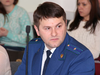 Прокурор Магомед Тагиров пообещал рассказать начальству о парковке на Театральной площади 