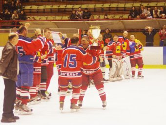 Кубок губернатора по хоккею в четвертый раз завоевал энгельcский «Химик»