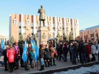 Около сотни студентов ожидают начала митинга «За Крым» у памятника Столыпину