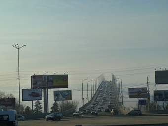 Из-за аварии на мосту в Саратове образовались многокилометровые пробки