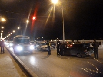 Транспортный коллапс в Саратове из-за аварии на мосту вынудил десятки людей пешком идти в Энгельс. Фото