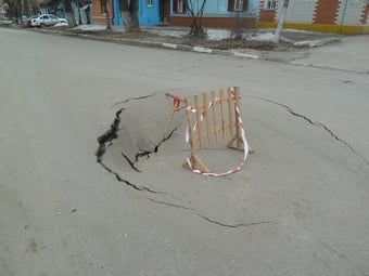 На улице Зарубина в центре Саратова провалился асфальт