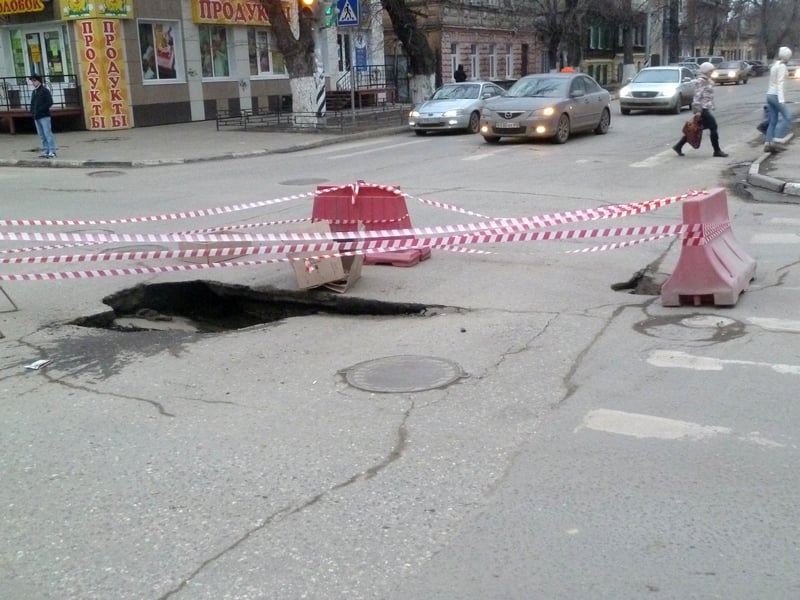 Провал асфальта на улице Зарубина устранили. Дорожное полотно провалилось на другом перекрестке в центре Саратова