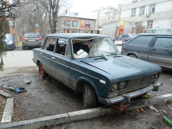 Напротив отдела полиции в центре Саратова припаркована «шестерка» с выбитыми стеклами