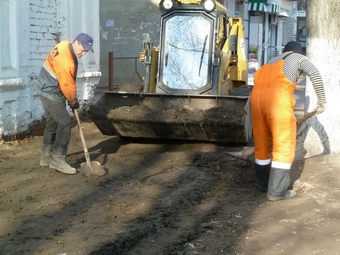 Месячник по благоустройству в Саратове. Рабочие убирают грязь с тротуаров и поливают их водой
