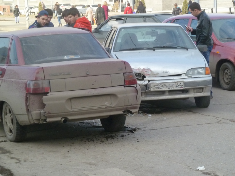 Столкновение двух автомобилей на Чапаева парализовало движение в направлении Ильинской площади