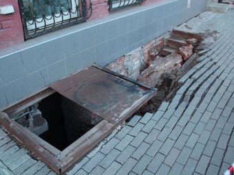В центре Саратова тротуар провалился в подвальную шахту здания