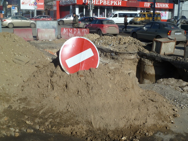 Энергетики отчитались об устранении повреждения на улице Соколовой. Большая яма осталась