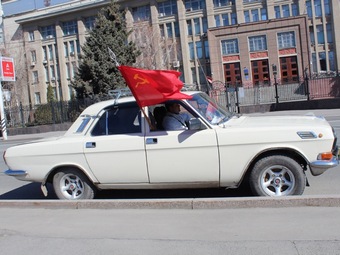 В Саратове автопробег ретро-автомобилей начал движение к месту приземления Гагарина