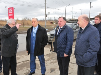 Валерий Радаев поручил чиновникам ремонтировать дороги области в две смены