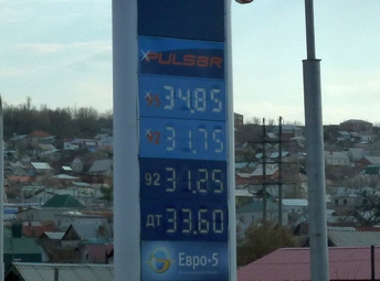 На заправках Саратова выросли цены на 92-й бензин
