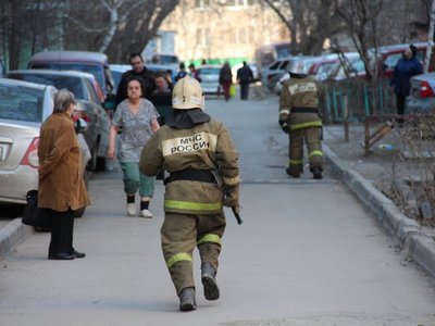 Пожарные проверяют сигнал об утечке газа недалеко от места взрыва на Московской