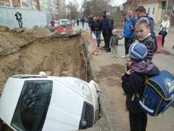 В центре Саратова иномарка провалилась в яму ремонтируемой теплотрассы. Фоторепортаж
