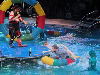 Клоуны искупали в бассейне участников конкурса