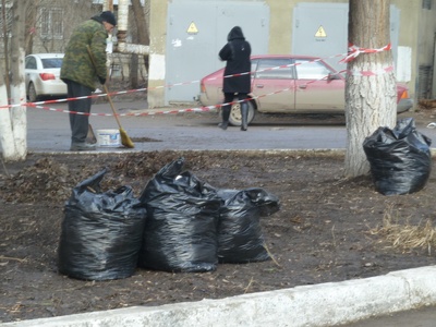 Александр Буренин потребовал от районных чиновников быстрее убирать мешки с мусором с улиц Саратова