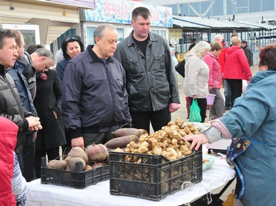 Роспотребнадзор: На Театральной площади продавцы торговали продукцией прямо с асфальта
