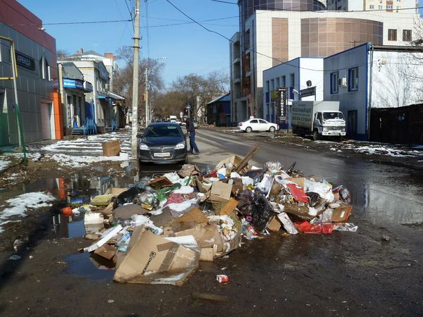 На проезжую часть в центре Саратова вывалили кучу мусора
