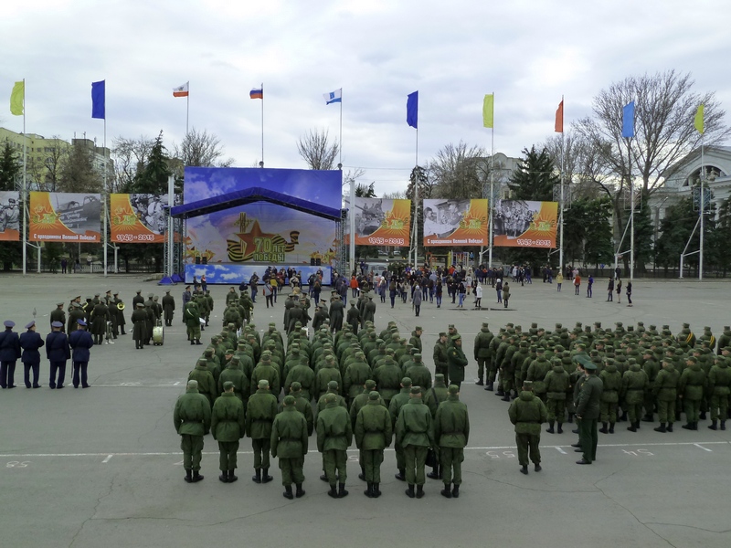 На Театральной площади проходит репетиция парада Победы. Фото