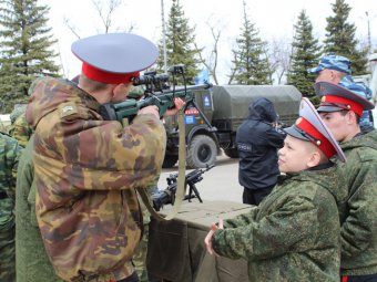 Школьники из районов области собрались в Парке Победы на военно-патриотическую игру